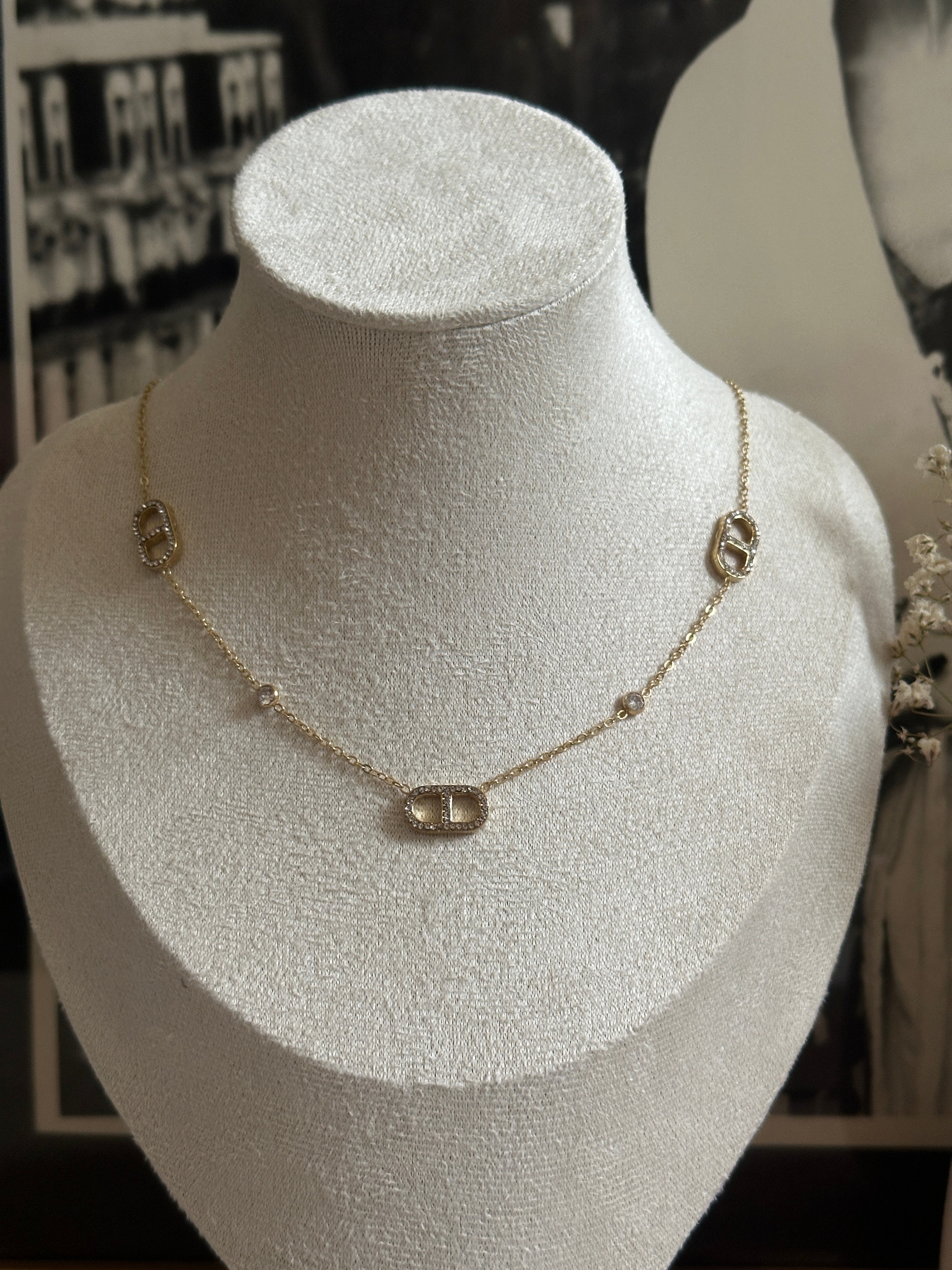 New co - Collier Anna